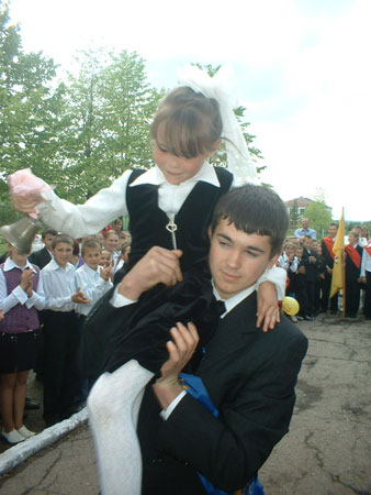 16:41 Прозвенел последний звонок в школах района