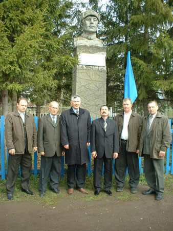 Живые цветы – к памятнику Героя Советского Союза В.В.Васильева