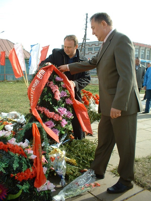 Живые цветы легли к памятнику погибшим воинам-землякам.