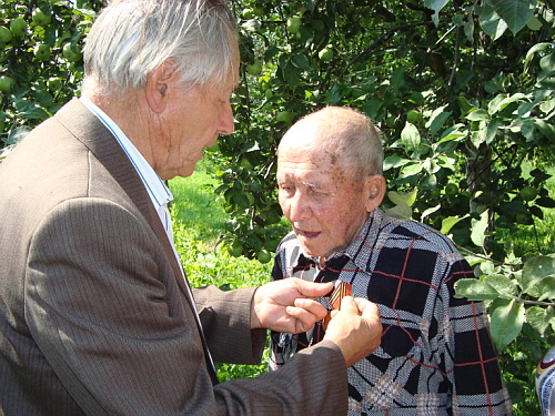16:27 Красночетайский район: ветераны награждены юбилейной медалью «65 лет освобождения Республики Беларусь от немецко-фашистских захватчиков»