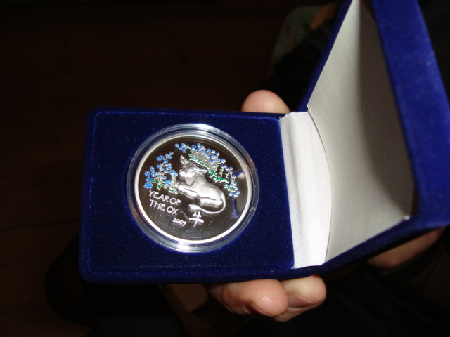 В подарок новорожденному - серебряная монета от Сбербанка