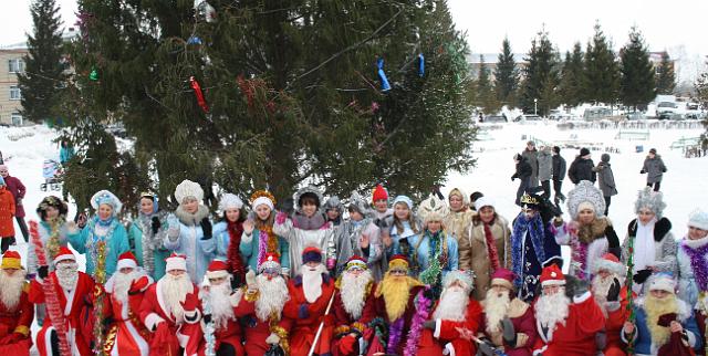 15:08 В преддверии Старого Нового года в Красночетайском районе  прошел парад Дедов Морозов и Снегурочек