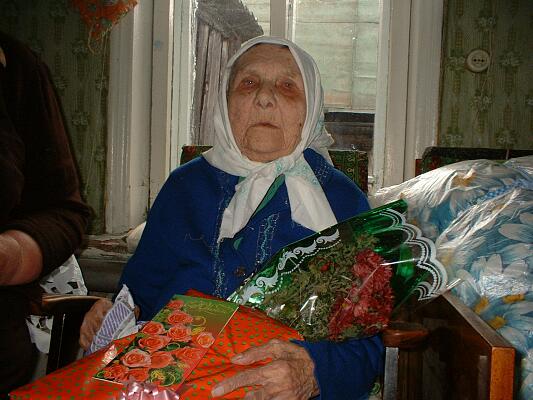 16:20 Марпосадцы поздравили со столетним юбилеем бабу Катю
