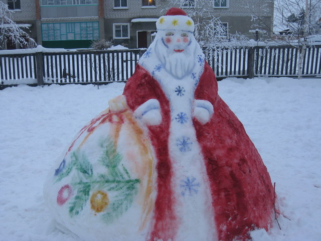 Снежные фигуры украшают центральную площадь села Порецкое