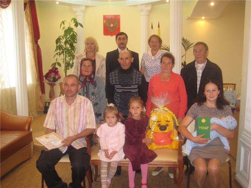 В отделе ЗАГС Урмарского района прошло чествование рождения 100-го ребенка