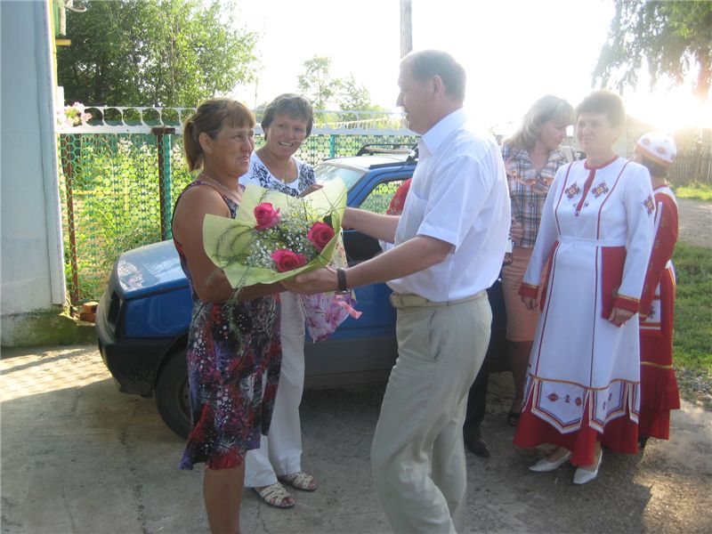 Глава администрации Урмарского района Константин Никитин поздравил родителей Татьяны  Архиповой (Петровой) и ее первого тренера