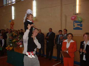 15:41 Глава администрации Урмарского района А.И. Егоров посетил Шоркистринскую СОШ