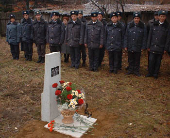 15:51 На территории Урмарского РОВД заложен гранитный камень памяти погибших милиционеров