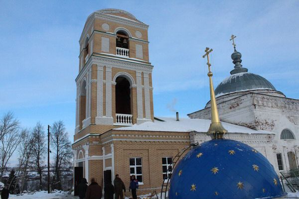 Установка купола с крестом на колокольне храма в честь Успения Пресвятой Богородицы