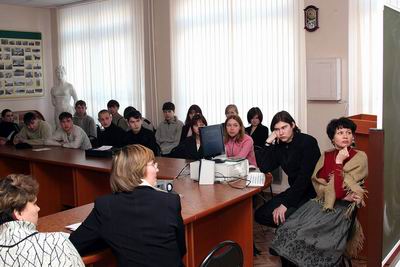 14:05 Члены территориальной комиссии встретились с будущими избирателями