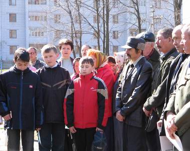 11:48 Члены кружка «Веснушки» - на митинге