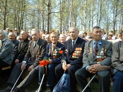 11:05 Блестя наградами, шагают ветераны