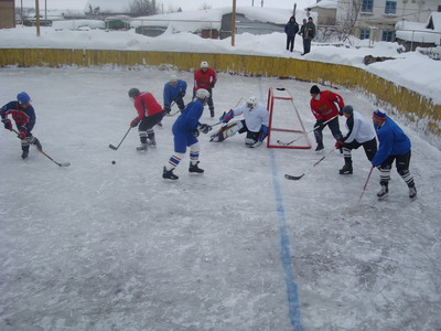 Погодные условия не мешают шемуршинским хоккеистам заниматься любимым видом спорта