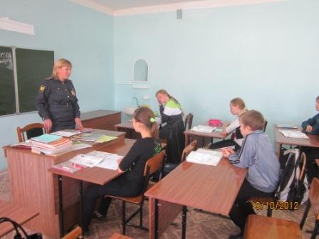 В Шемуршинской СОШ в рамках акции «Полиция и дети» проходят встречи с инспектором по делам несовершеннолетних