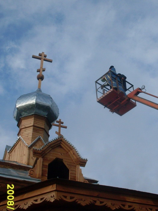 11:40 Освящён крест на церковном куполе церкви Казанской Божией матери в селе Новые Чукалы