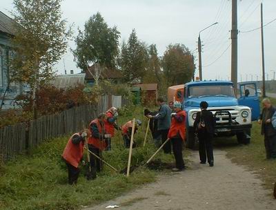 В городе Шумерля продолжается посадка зеленых насаждений