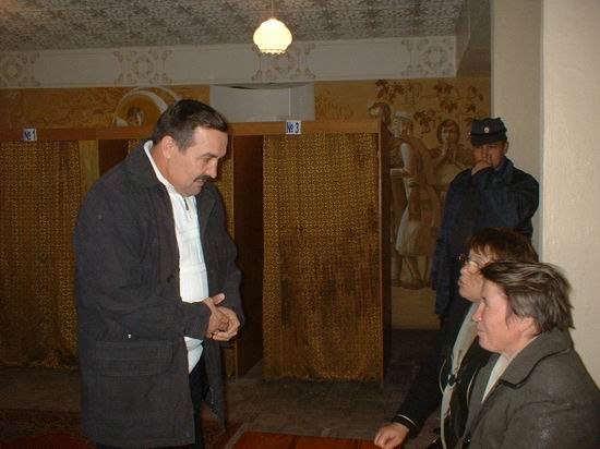 Глава администрации Шумерлинского района В.А.Мурашкин проверил работу  избирательных участков