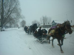 Сельские жители  торжественно проводят зиму и встречают весну