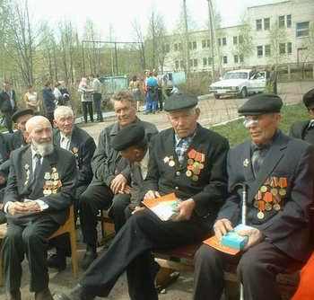 Зажгли свечи в память не вернувшихся с полей брани воинов