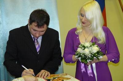 Под звуки марша Мендельсона зарегистрировали рождение новой семьи в районе