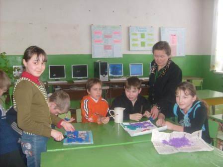На уроке труда своими руками создают прекрасные картины