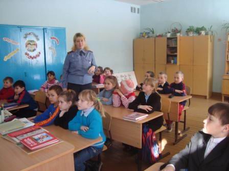 В МОУ «Ходарская гимназия» с учениками начальных классов состоялась встреча с работником ГИБДД