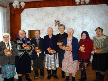 В Ядринском районе пожилым вручили пасхальные куличи.