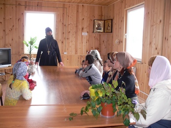 10:15 День семьи, любви и верности: дети встретились со священником