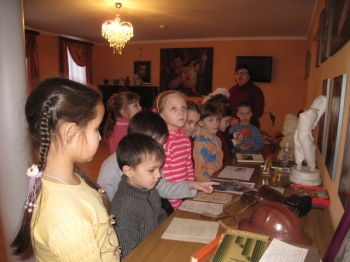В рамках 65 –летия Победы самые юные воспитанники Дома творчества посетили музей