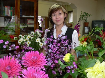 Сегодня в Ядринской центральной библиотеке работает выставка «Цветы родному городу»