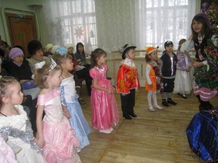 Праздничное представление, организованное волонтёрами, состоялось в группе «Малышок»