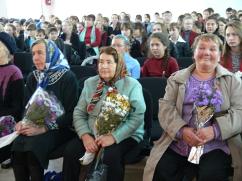 Ветераны – педагоги Ядринского района принимали поздравления от молодого поколения