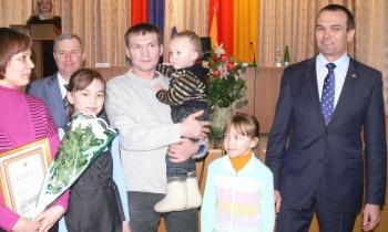 09:32 Ядринский район: еще четыре многодетные семьи стали обладателями  сертификатов о предоставлении земельных участков