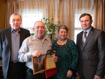 Глава Ядринской райадминистрации поздравил с юбилеем Леонида Алексеева, бывшего главу Ядринской городской администрации