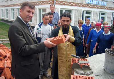 15:48 Заложен первый камень на месте будущей часовни