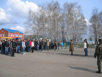 07:51_ Юноармейцы готовятся к торжественному параду
