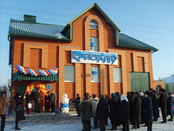 13:45_ Праздник новостроек начался с открытия торгового дома "Кристалл"