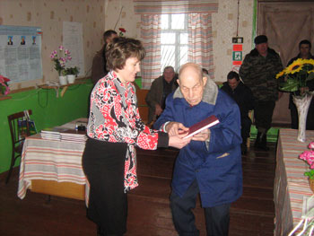 15:50 92-летний ветеран войны и труда проголосовал на избирательном участке
