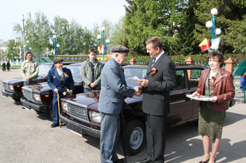 13:25_ Инвалидам Великой Отечественной войны - автомобили