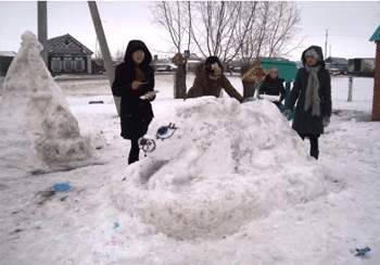 13:20_ Снежные фигуры на школьном дворе