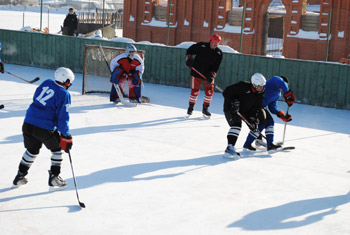13:08_ Состоялся открытый турнир Яльчикского района по хоккею с шайбой среди ветеранов