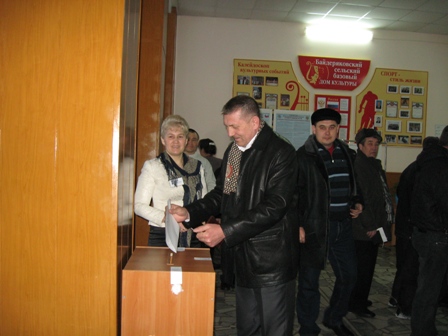 10:00_Глава администрации Яльчикского района Н.П.Миллин принял участие в выборах