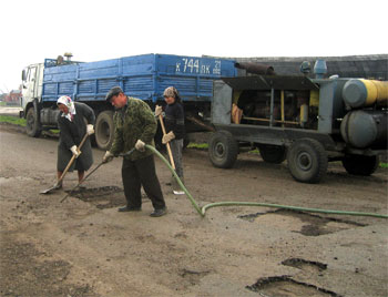09:51_ ПК ДПМК "Яльчикская"  производит  ямочный  ремонт автодорог  общего  пользования.