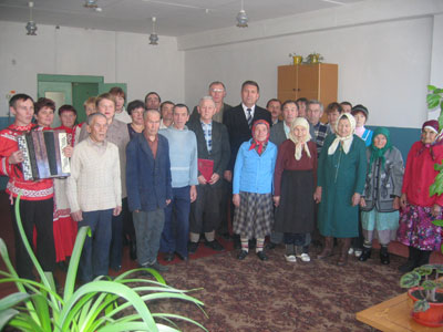 14:00_ Глава поздравил с праздником престарелых Кильдюшевского дома ветеранов.