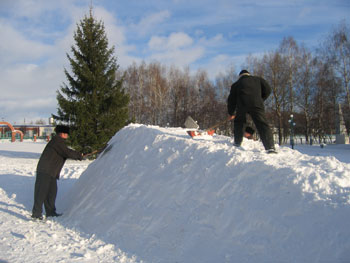 17:30_ Члены партии «Единая Россия» и работники администрации района построили ледяную горку.