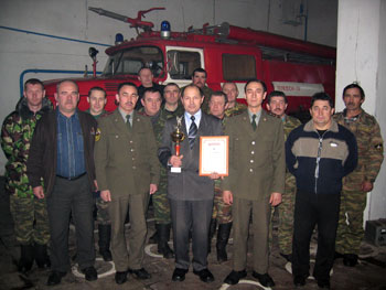 10:31 Председатель Кабинета Министров Чувашской Республики вручил Пожарной части №44 диплом I степени и переходящий кубок