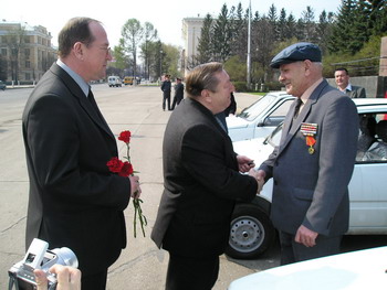 12:39 На площади Республики состоялось вручение автомобилей «Ока» участникам ВОВ