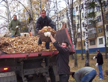 Продолжается cубботник в столице