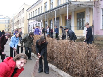 15:56 Чебоксарские школьники приняли участие в общегородском субботнике