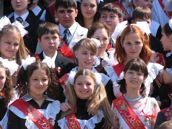 09:35_В чебоксарских школах проходит праздник "последнего звонка"